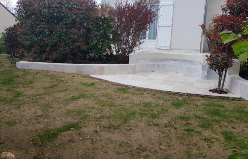 La terrasse pour le jacuzzi depuis le jardin