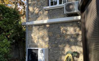 Vue d'ensemble de l'unité extérieure, positionnée discrètement à l'arrière de la maison