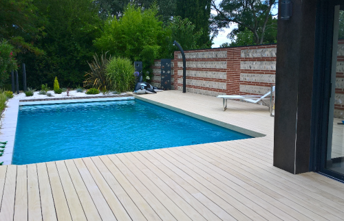 Construction d’une piscine avec belle terrasse en bois