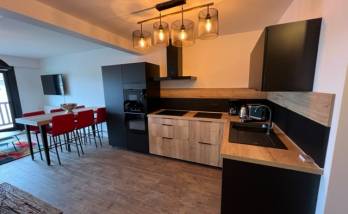 La cuisine avec vue sur le coin repas