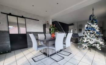 Vue d'ensemble de la pièce à vivre, avec la jolie porte verrière