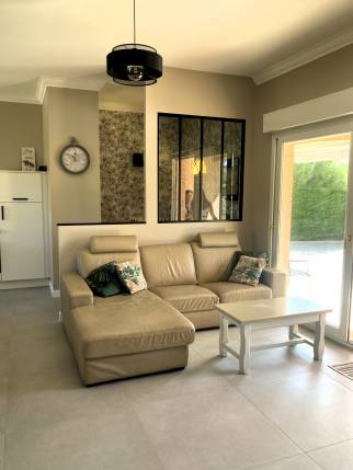 Neuville (69250) : rénovation intérieure avec création d'un sas d'entrée et nouvelle décoration du séjour et de la cuisine