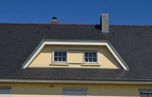 pose de tuiles en ardoire toiture