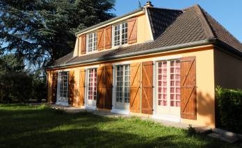 Villa à Saint Cyr au MOnt D'OR (69450) : ravalement de façade dans les tons orangés