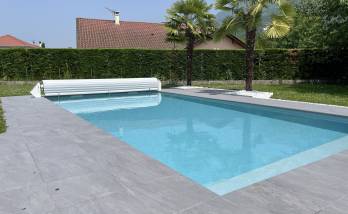 Une belle piscine, une belle terrasse, comme neuves
