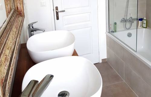 pose de deux éviers dans une salle de bains