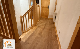 sol PVC imitation parquet, artisan pose sol PVC, La Maison des Travaux Moûtiers, moderniser intérieur maison, revêtement sol facile à entretenir