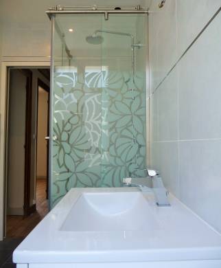 Rénovation d'une salle de bains d'invités  (Lyon Vaise) : Douche Grand Format et Meuble Vasque à tiroir blanc laqués
