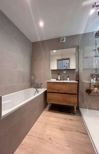 vue d'ensemble de la nouvelle salle de bain
