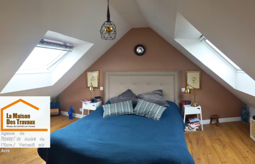 Pose de Velux près d’Ézy-sur-Eure, apportant lumière naturelle dans des combles rénovés.