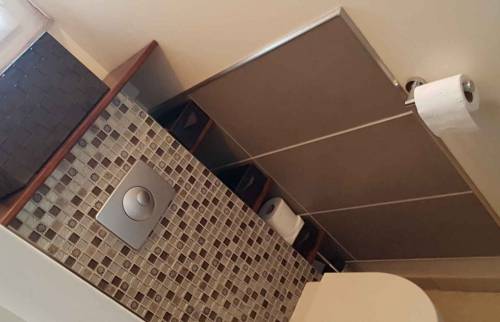 WC suspendu habillé de mosaïques - Auxerre (89).