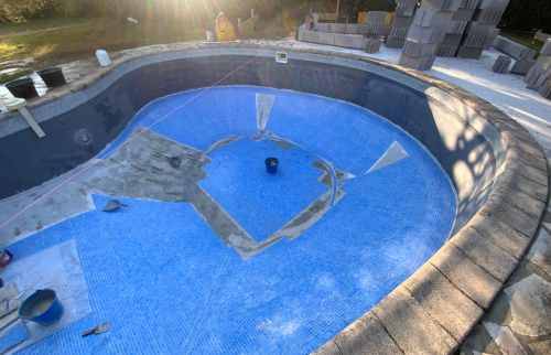 Début de chantier autour d'une piscine, terrassement réalisé pour construire un local technique – aménagement extérieur en Haute-Savoie.