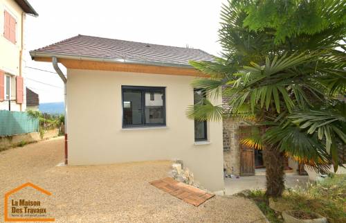 Extension moderne sur terrain nivelé près de Voiron