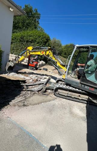 Démolition de l’ancien revêtement et début du terrassement pour la création d’un nouvel accès à la maison à Rives.