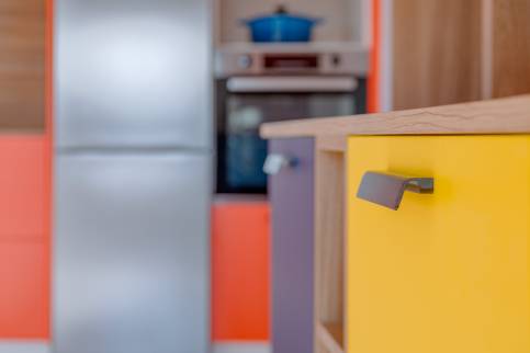 Cuisine aux couleurs vives : détail de façade et poignées