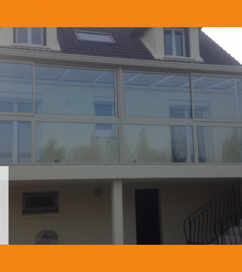 Véranda moderne à Bon-Encontre : une extension lumineuse parfaitement intégrée à la façade d’une maison traditionnelle.