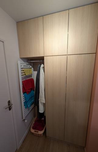 Placard sur mesure terminé – meuble intégré dans salle d’eau rénovée