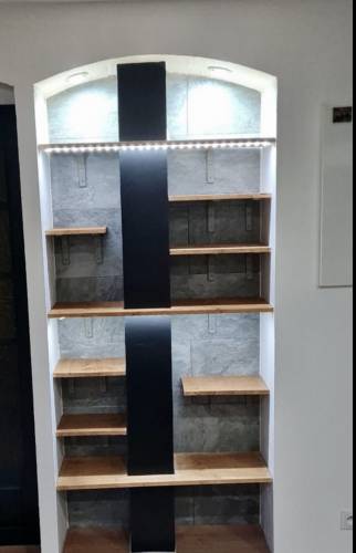 Zoom sur une niche transformée en étagère