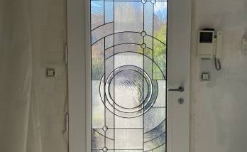 Rénovation d'une porte d'entrée, dans un style Art Déco, maison située à Ecully (69130) : originalité du design et grande luminosité