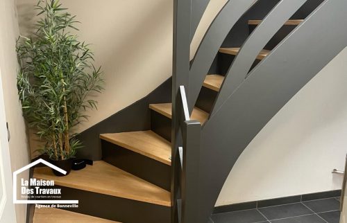 Escalier de face marche en bois et rembarre noire en acier 