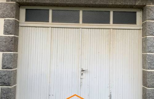 Ancienne porte de garage bois – état d’origine avant rénovation à Saint-Brieuc