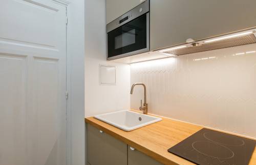 Plan de travail en bois dans une cuisine de studio à Paris 16e