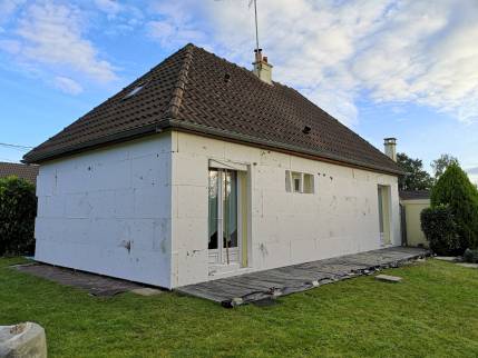 Collage des blocs d'isolant en cours