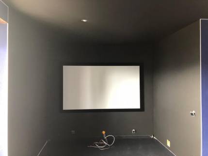 Pose d'une toile tendue aux murs et aux plafonds 