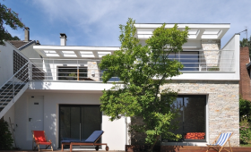 Pose de pergola à structure fixe avec poutres ajourées