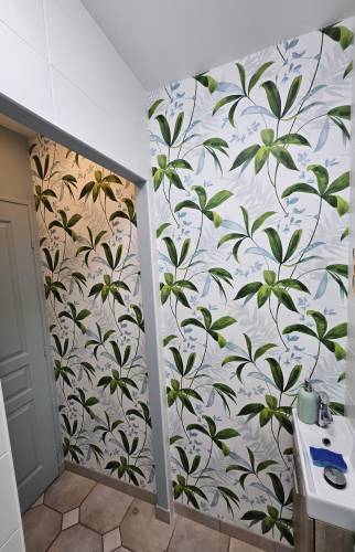 Vue sur l'ensemble des WC tapissé avec le point d'eau