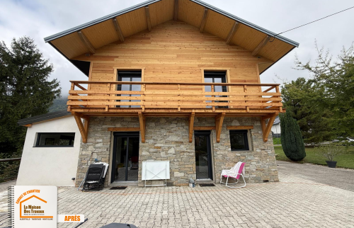 extension de maison Chamonix Mont-Blanc, pièce de vie supplémentaire maison, parement pierre extérieur maison, rénovation entrée maison, extension maison montagne