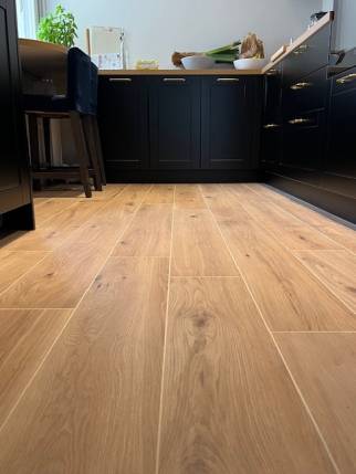 Carrelage imitation bois dans une cuisine rénovée - Nantes 44