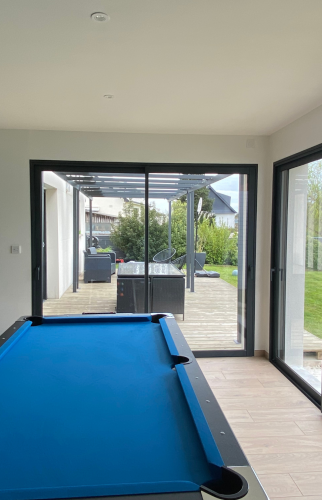Intérieur avec baies vitrées