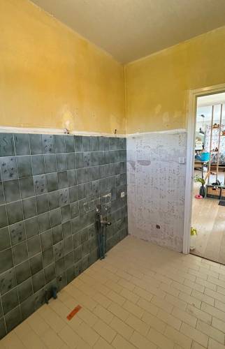 L'ancienne salle de bain avant travaux, avec ses revêtements d'origine datant des années 70.