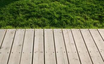 Terrasse en bois dans la verdure Bordelaise