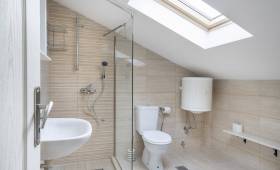 Douche à l'italienne sous les combles dans une maison 