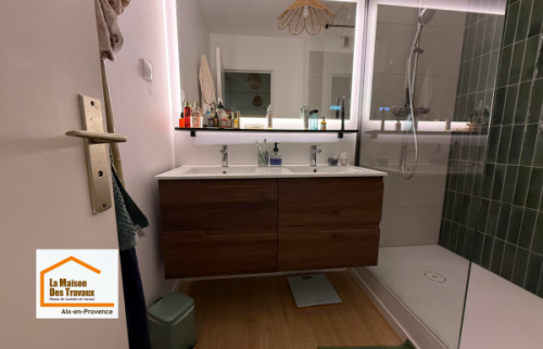 Création d’une douche moderne avec paroi vitrée et carrelage vertical vert profond dans le cadre d’une rénovation de salle de bain à Aix-en-Provence. Un projet pensé pour gagner en confort et moderniser l’espace.