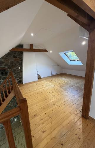 Rénovation de maison près de Vigneux-de-Bretagne : isolation sous toiture, VMC, PAC air/air et peinture pour un meilleur confort après