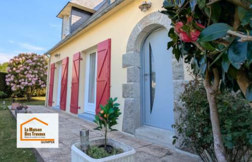 Projet de rénovation extérieure à Plomelin avec remplacement de porte d’entrée et modernisation harmonieuse de la façade.