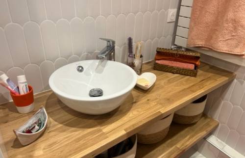 Meuble en bois de la salle de bain rénovée