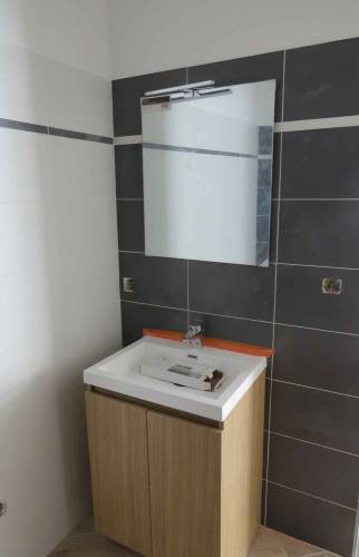 Salle de bain dans les tons bois et noirs - Lorient (56100)