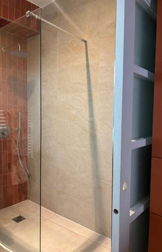 Salle de bain rénovée avec meuble vasque sur mesure et miroir LED – Paris 17
