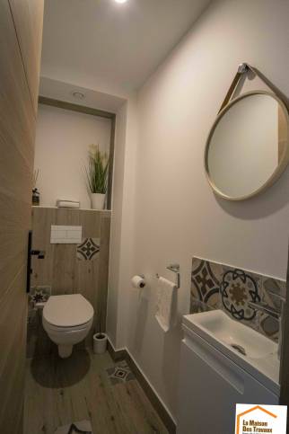 Toilette avec WC suspendu