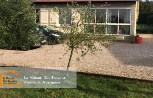 Vue de la façade avant la rénovation, montrant l’avancée ouverte devant la porte d’entrée.