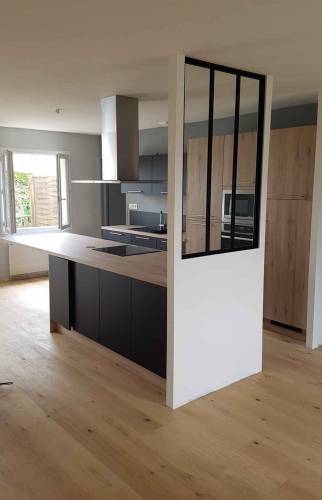 cuisine ouverte délimité par une verrière