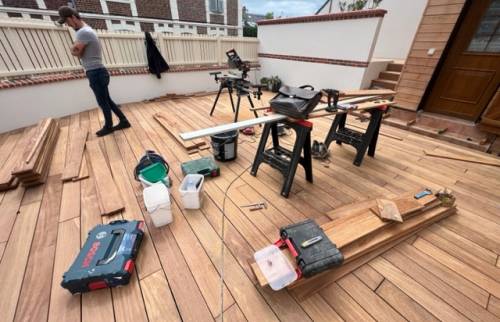 Mise en place des lames de bois exotique