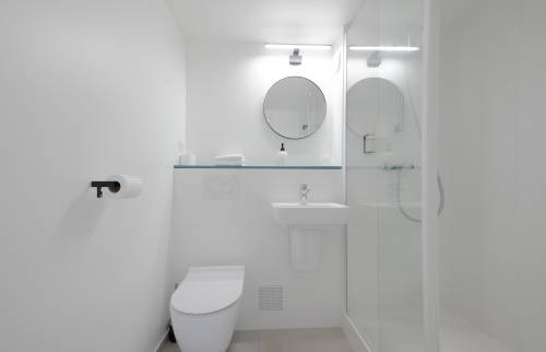 Salle d'eau d'hôtel avec douche à l'italienne