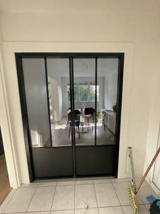 Pose d'une verrière de séparation entre entrée et séjour dans un appartement rénové - Nantes 44
