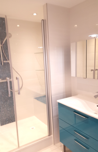 Grande douche à receveur plat