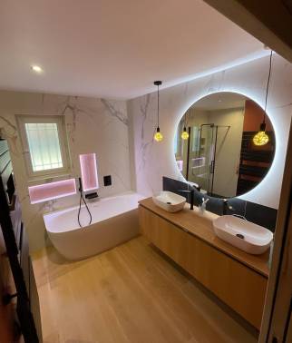 Baignoire îlot, meuble double vasque, carrelage marbre, parquet à Riedisheim